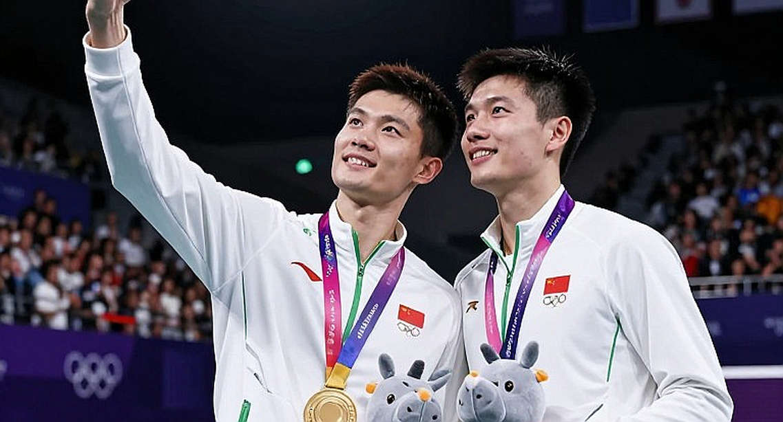 Alwi Farhan Sparring With Kento Momota in Tokyo: What Sits Between Two Footsteps Before the 2026 Asian Games Alwi Farhan Sparring With Kento Momota in Tokyo: What Sits Between Two Footsteps Before the 2026 Asian Games