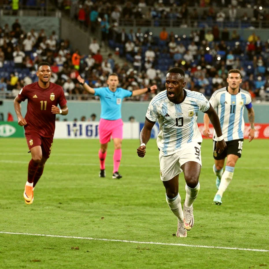 Floyd Samba ghi hai bàn trong ngày ra mắt Man City: tín hiệu chiều sâu đội hình hay chỉ là mẫu thử ở Carabao Cup? Floyd Samba ghi hai bàn trong ngày ra mắt Man City: tín hiệu chiều sâu đội hình hay chỉ là mẫu thử ở Carabao Cup?