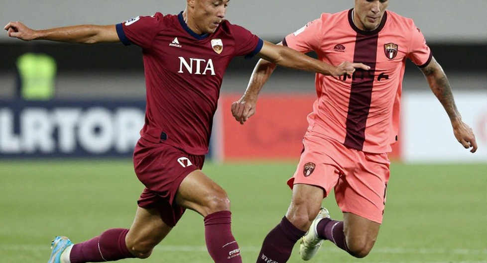 Khung thành V.League: 47 phút một mùa và những người đàn ông không chịu rời cột dọc