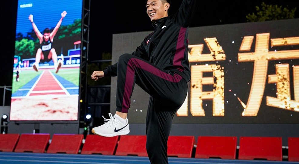 Ba con số dưới tấm băng rôn Marathon ở Hạ Long