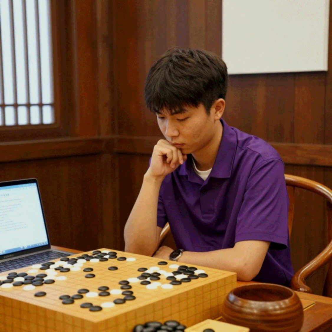Nước thứ hai hoang đường: Voi Gambit và sáu mươi phút đi tìm chất thơ của cờ vua Nước thứ hai hoang đường: Voi Gambit và sáu mươi phút đi tìm chất thơ của cờ vua