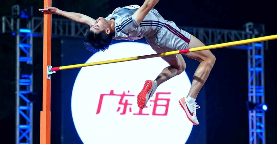 Chồng cõng vợ chạy đua tại Cần Giờ: Khi sân cỏ trở thành sân khấu của hàng trăm gia đình
